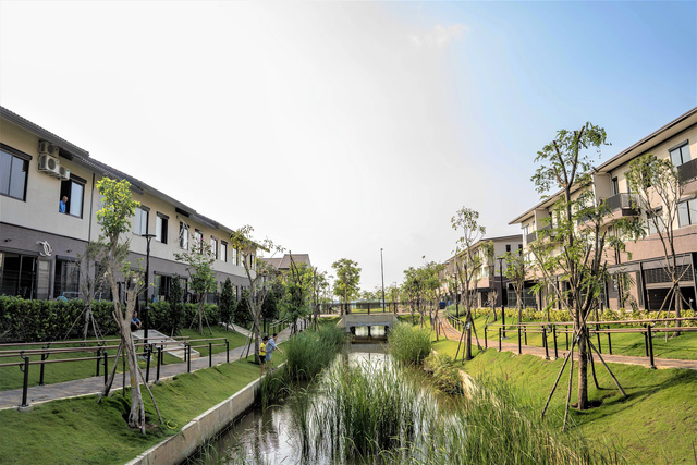 Cả nhà anh thích thú với các hệ thống công viên kênh đào mang thiên nhiên sông nước đến gần hơn với mỗi nhà.