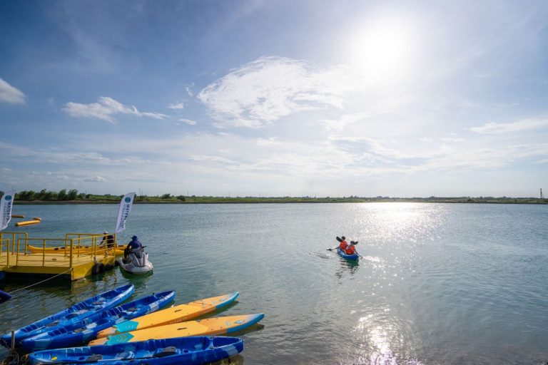 Vịnh nước ngọt nhân tạo 8,6ha, nơi trải nghiệm các môn thể thao dưới nước sôi động dành riêng cho cư dân Waterpoint.